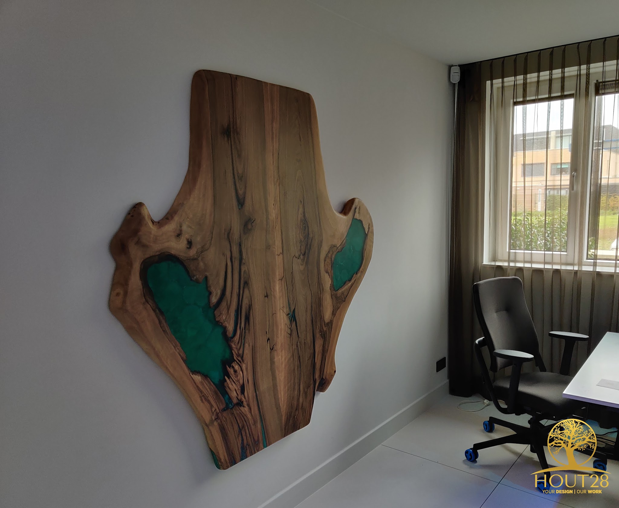 Wandobject van massief hout met epoxy rivier in turquoise, gemaakt door HOUT28