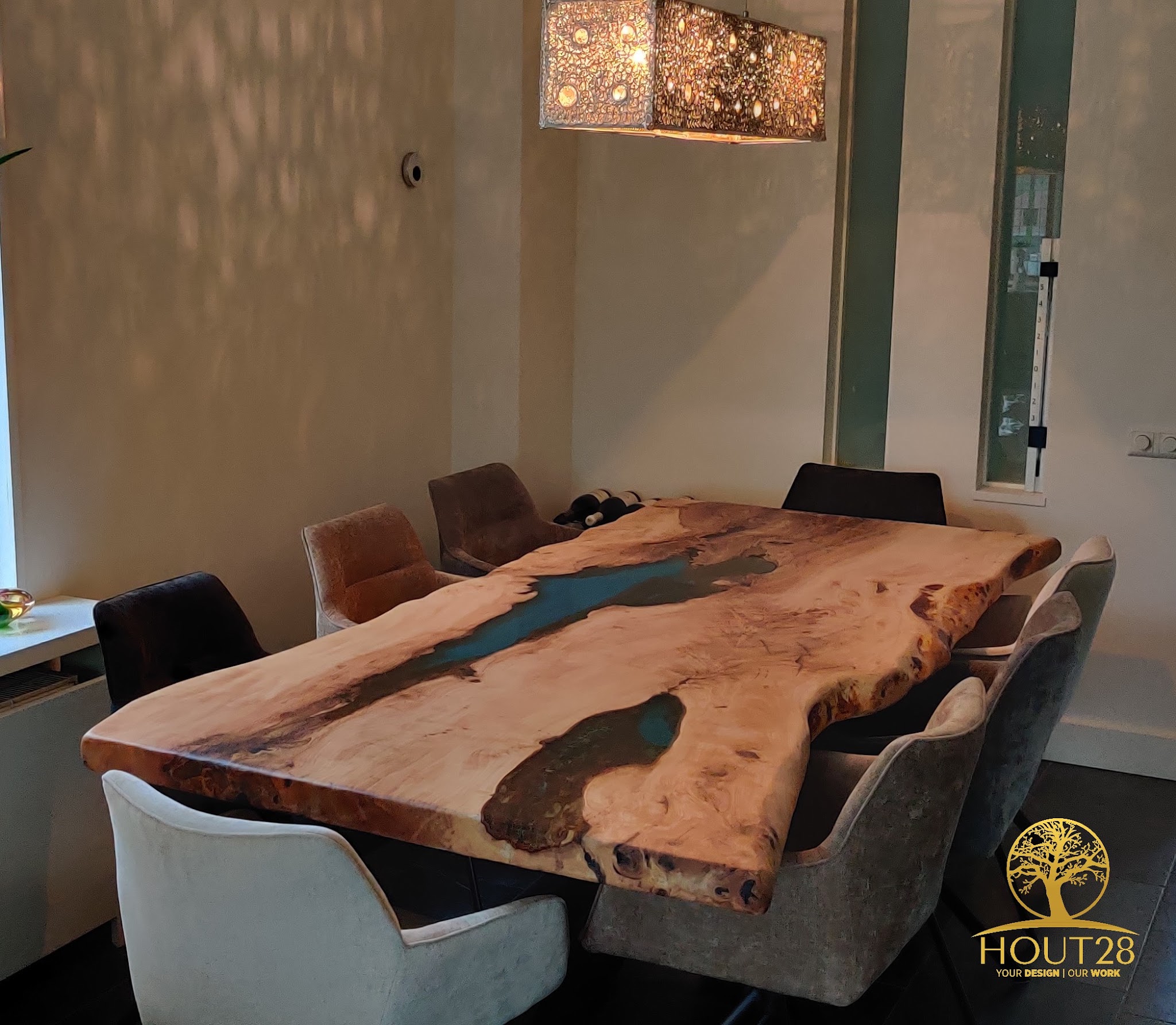 Eettafel van massief hout met blauwe epoxy rivier, omringd door stoelen