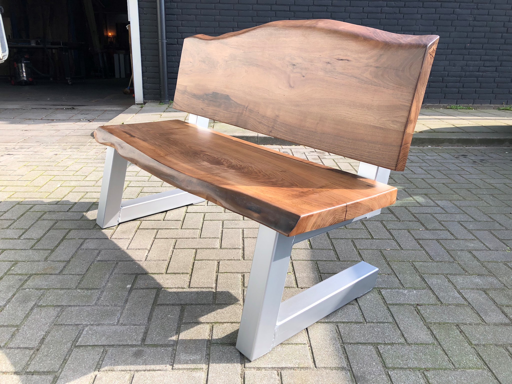 Handgemaakte houten bank met wit metalen onderstel, voor de werkplaats van HOUT28