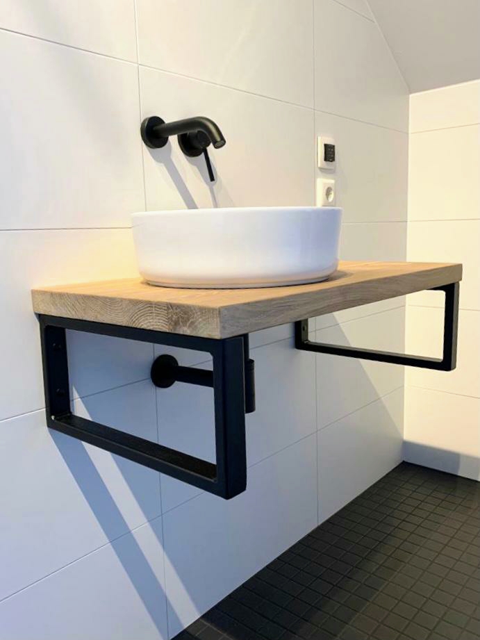 Zwevend badkamermeubel van hout met zwart metalen frame